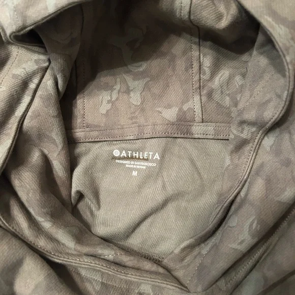 Athleta Printed Farallon Sweatshirt Size Medium Camo Olive NWT - Picture 8 of 10